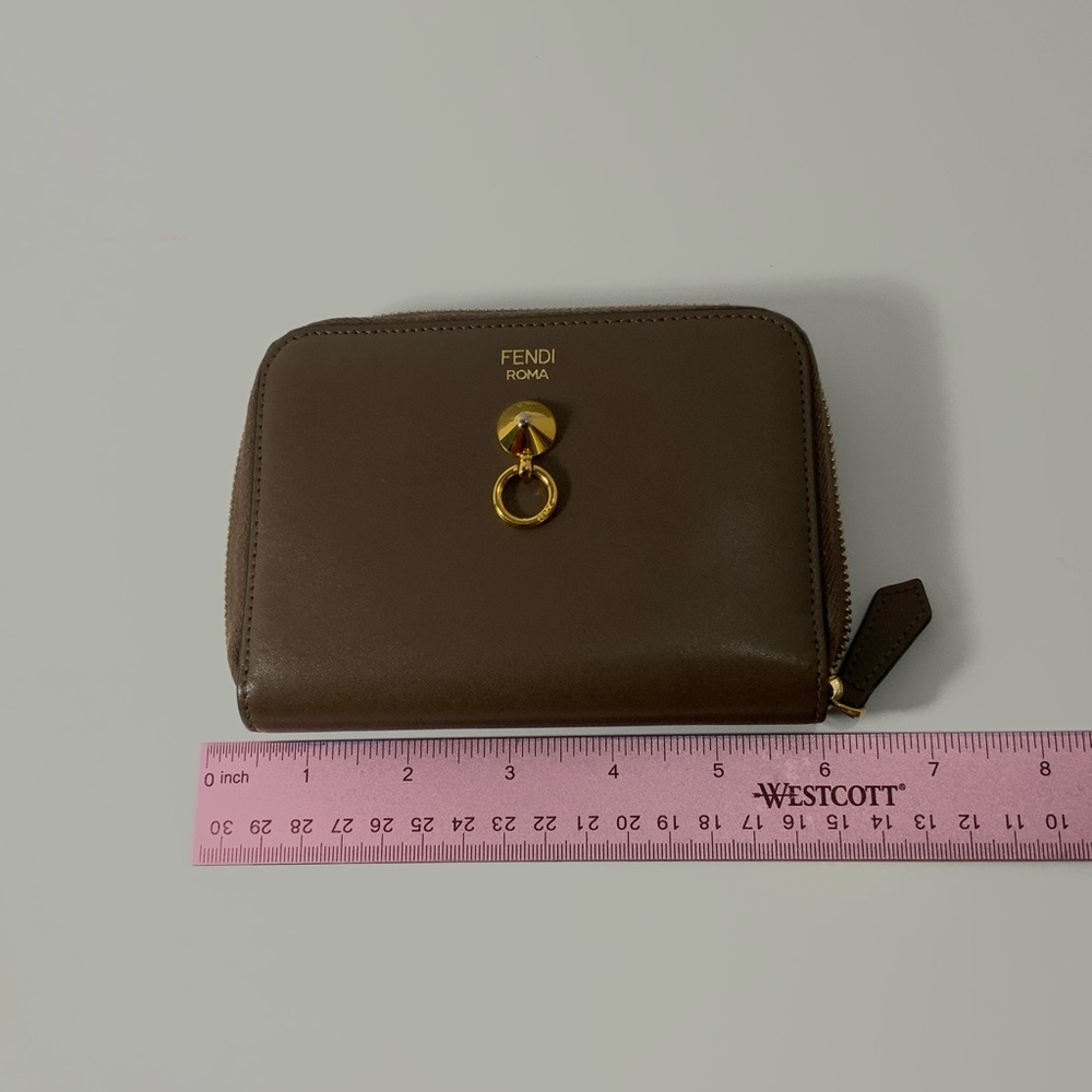 FENDI Bifold Wallet Visor
Way Leather Brown Women's
8M0401-6GM - Picture 2 of 16
